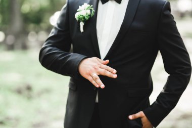 Arka planda izole edilmiş bir şekilde gülümseyen genç adamın portresi.