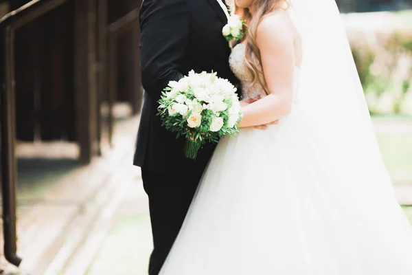 Perfektes Paar Braut, Bräutigam posiert und küsst sich am Hochzeitstag — Stockfoto