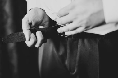 Güzel adam, damat poz veriyor ve düğüne hazırlanıyor.