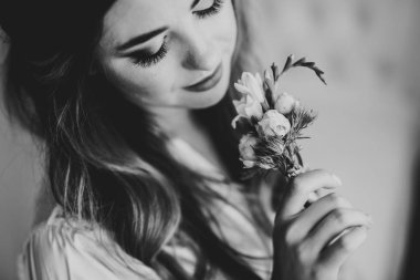 Tüylü, lüks makyaj, saç stili, stüdyo içi fotoğraf çekimi olan güzel bir gelin.