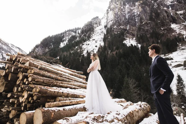 Nádherný šťastný pár stojící vedle sebe a dívající se do očí — Stock fotografie