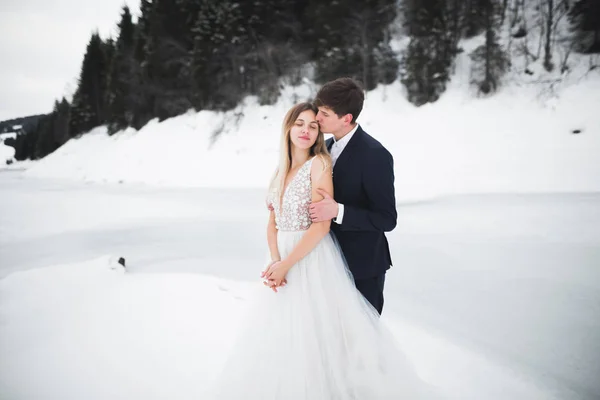 Un mari et une femme aimants sur le fond des montagnes. Aimer couple émotionnellement passe du temps — Photo