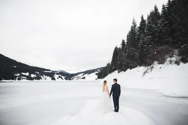 Liebender Mann und Frau im Hintergrund der Berge. Liebendes Paar verbringt Zeit emotional — Stockfoto