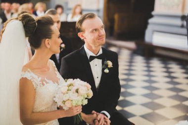 Düğün çifti kilisede evleniyor.