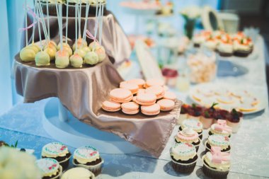 Lezzetli düğün resepsiyonu, tatlı masası.