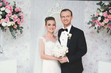 Mükemmel bir çift gelin ve damat düğün günlerinde poz verip öpüşürler.