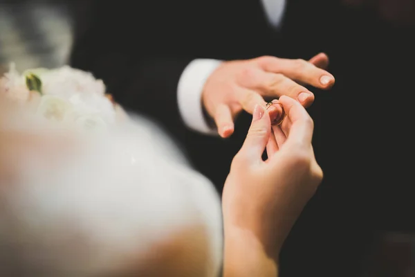 Hochzeitspaar und Bräutigam heiraten in Kirche — Stockfoto