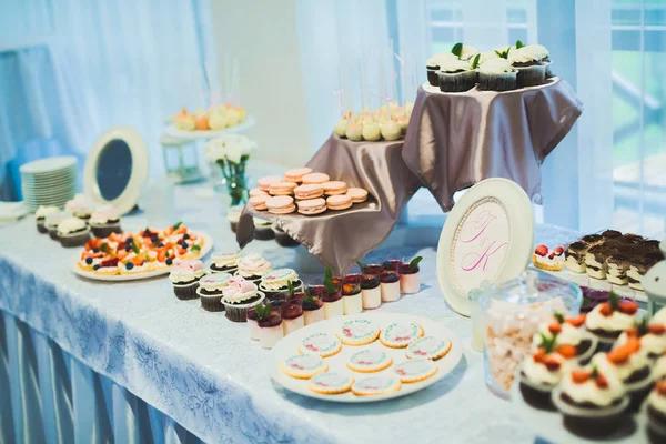 Buffet con una variedad de deliciosos dulces, ideas de comida, celebración — Foto de Stock