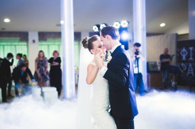 Yeni evli çiftin ilk düğün dansı.