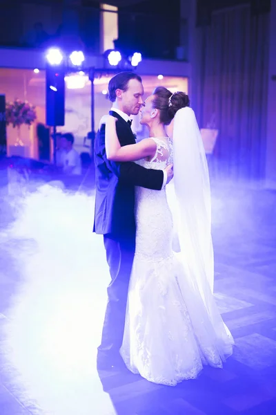 Primer baile de boda de pareja recién casada en restaurante —  Fotos de Stock