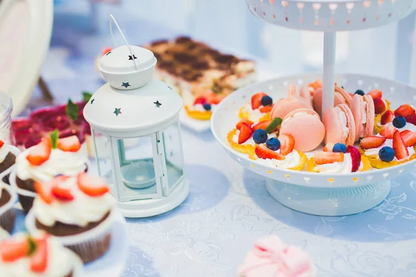 Leckere Süßigkeiten auf Hochzeitsbonbons Buffet mit Desserts, Cupcakes — Stockfoto