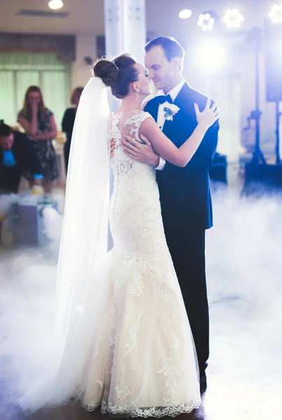 Primer baile de boda de pareja recién casada en restaurante —  Fotos de Stock