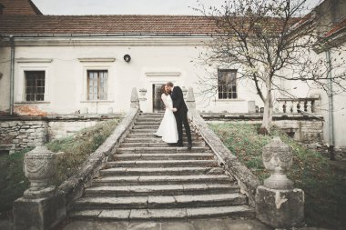 Şehvetli evli çift, eski Slav kalesinin önünde sevgililer günü kucaklaşması.