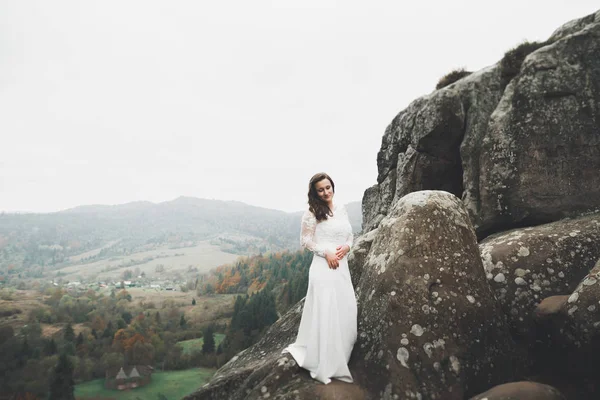 Bella sposa felice all'aperto in una foresta con rocce. Matrimonio giorno perfetto — Foto Stock