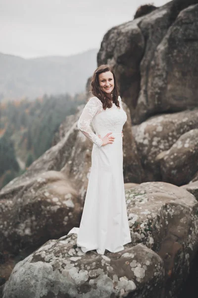 Bela noiva feliz ao ar livre em uma floresta com pedras. Casamento dia perfeito — Fotografia de Stock