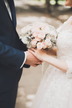 Güzel, mutlu bir düğün çifti, güzel şehirde uzun beyaz elbiseli bir gelin.