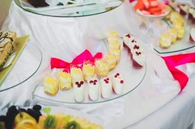 Çeşitli lezzetli tatlılar, yemek fikirleri ve kutlamalarla dolu bir büfe.