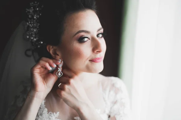 Portret van een mooie bruid met modesluier op huwelijksochtend — Stockfoto