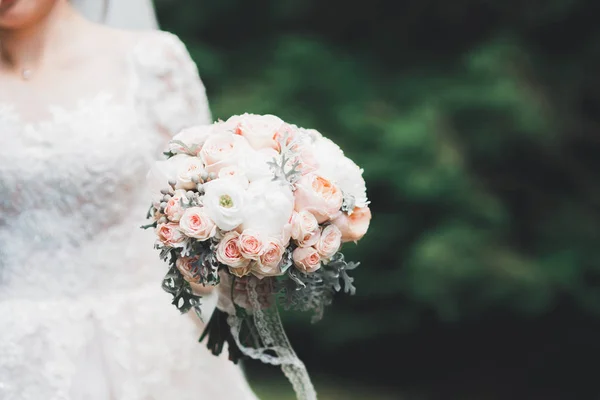 Portrait de mariée magnifique aux cheveux longs posant avec un grand bouquet — Photo