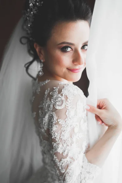 华丽的新娘，身穿长袍，在一个房间里摆出姿势，准备婚礼 — 图库照片#