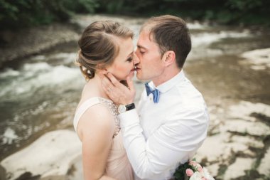 Gelin gülümsüyor damat yüzünü ince dokunur süre kapalı gözler ile