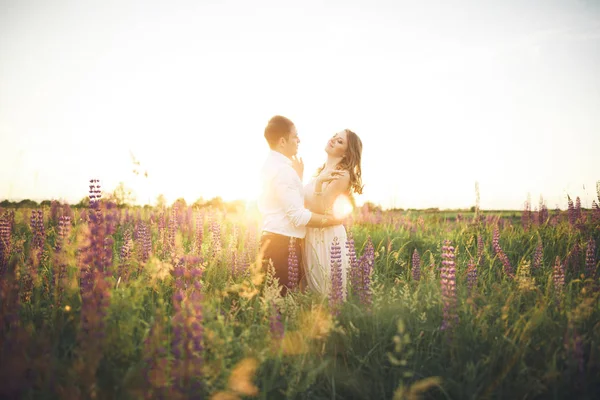 Duygusal güzel gelin sarılma yeni evli damat alan closeup günbatımında arkasından