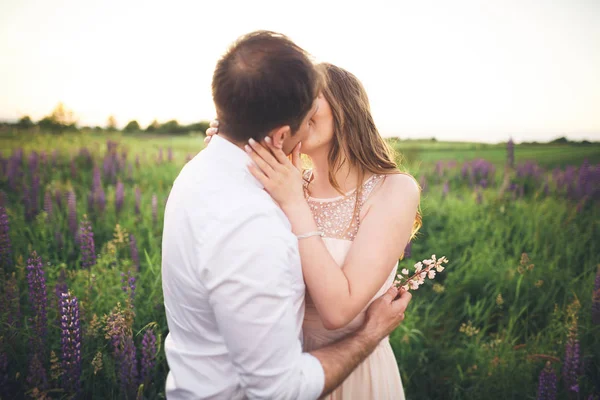 Duygusal güzel gelin sarılma yeni evli damat alan closeup günbatımında arkasından — Stok fotoğraf