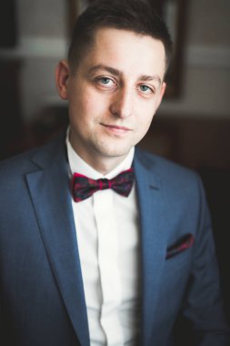 Genç ve yakışıklı bir adam iş toplantısından sonra bir otelde dinleniyor.