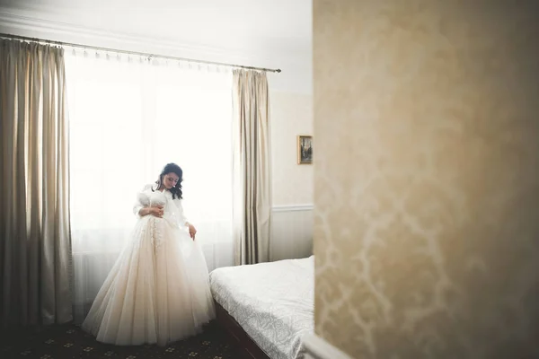 Retrato de novia hermosa con velo de moda en la mañana de la boda — Foto de Stock