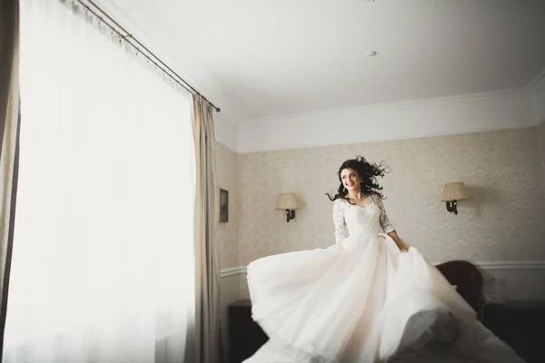 Mooie luxe bruid in elegante witte jurk — Stockfoto