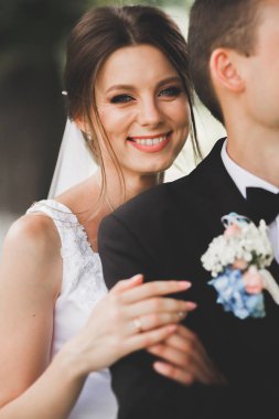 Genç ve güzel bir çiftin yakın çekimi.