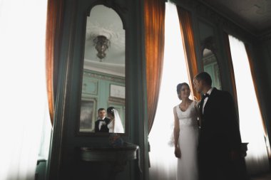 Lüks evli çift, gelin ve damat eski şehirde poz veriyor.