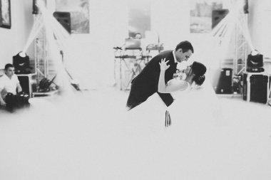 Yeni evli çiftin ilk düğün dansı.