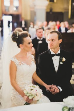 Düğün çifti kilisede evleniyor.