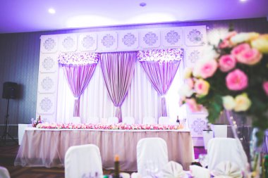 Düğün töreni için hazırlanmış bir restoranın içinde.