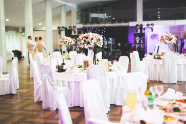 Düğün töreni için hazırlanmış bir restoranın içinde.