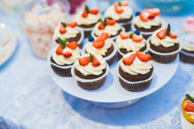 Enfes ve lezzetli bir tatlı masası ve resepsiyonda kapkek fotoğrafları.