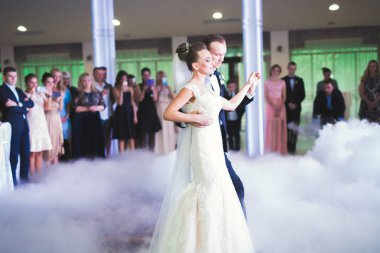 Yeni evli çiftin ilk düğün dansı.