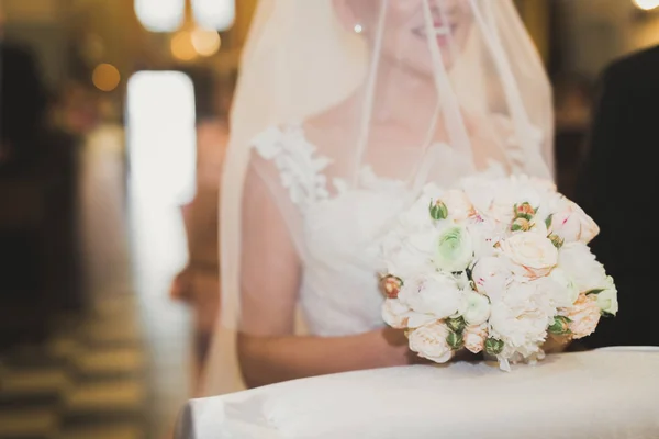 Hochzeitspaar und Bräutigam heiraten in Kirche — Stockfoto