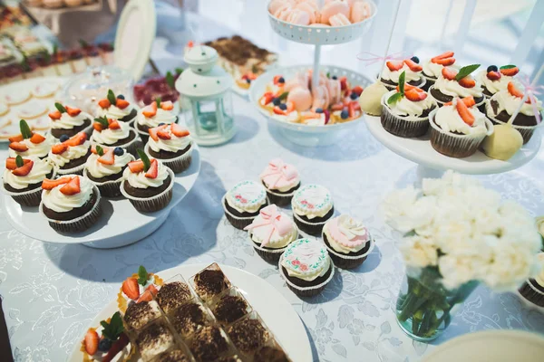 Buffet com uma variedade de doces deliciosos, ideias de comida, celebração — Fotografia de Stock