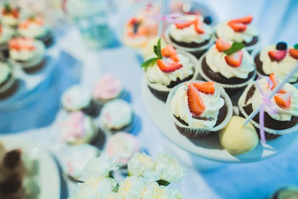 Νόστιμο και νόστιμο τραπέζι επιδόρπιο με cupcakes πλάνα στη ρεσεψιόν closeup — Φωτογραφία Αρχείου