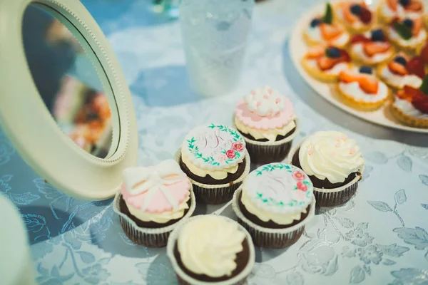 Deliziosi dolci sul buffet di caramelle nuziali con dessert, cupcake — Foto Stock