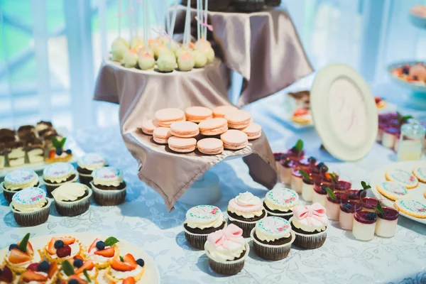 Delizioso tavolo da dessert per il ricevimento di nozze — Foto Stock