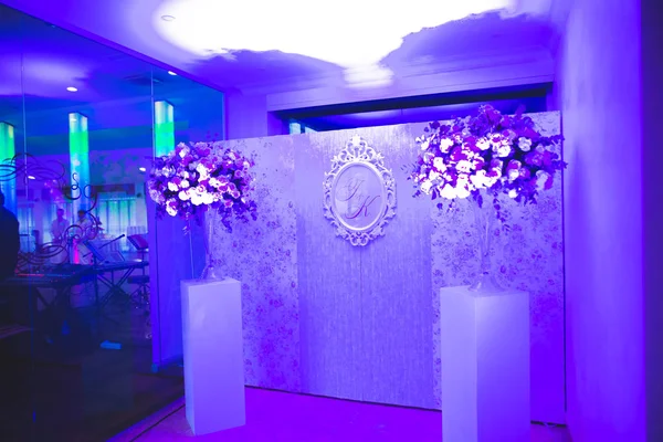 Dekorationer för bröllopsceremonin. Vackra blommor — Stockfoto