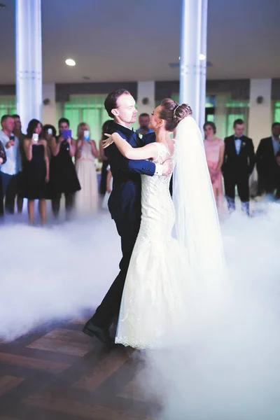 Primer baile de boda de pareja recién casada en restaurante — Foto de Stock