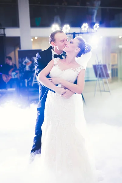 Krásný kavkazský svatební pár právě ženatý a tanec jejich první tanec — Stock fotografie