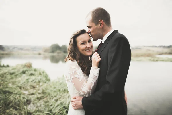 Casal perfeito noiva, noivo posando e beijando em seu dia do casamento — Fotografia de Stock