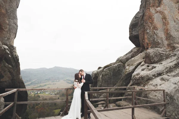 Boldog házaspár pózol gyönyörű táj a hegyekben — Stock Fotó