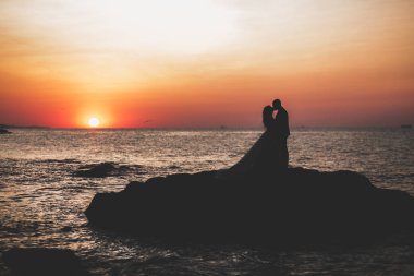 Mutlu evlilik çifti güzel manzarada kalıyor.