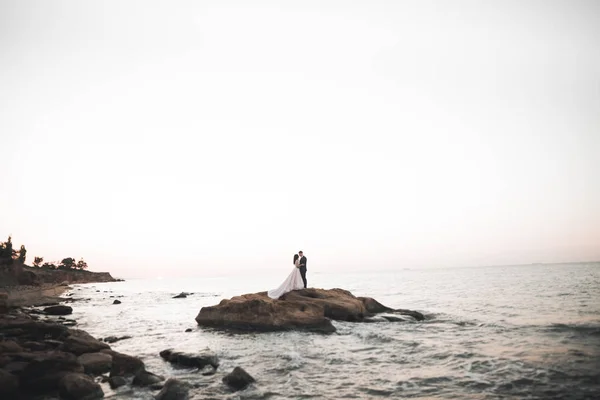 Boldog és romantikus jelenet csak házas fiatal házaspár pózol a gyönyörű tengerparton — Stock Fotó